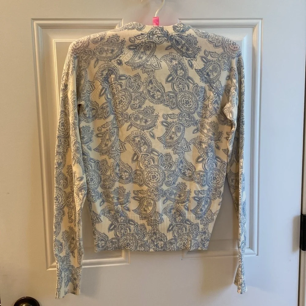Old Navy cream background